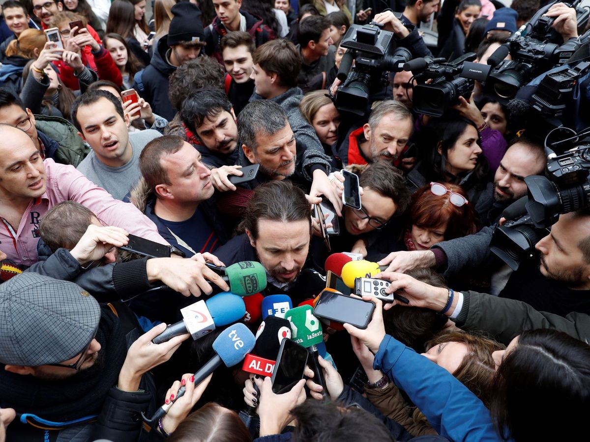 Foto: El líder de Podemos, Pablo Iglesias, rodeado de periodistas. (EFE)