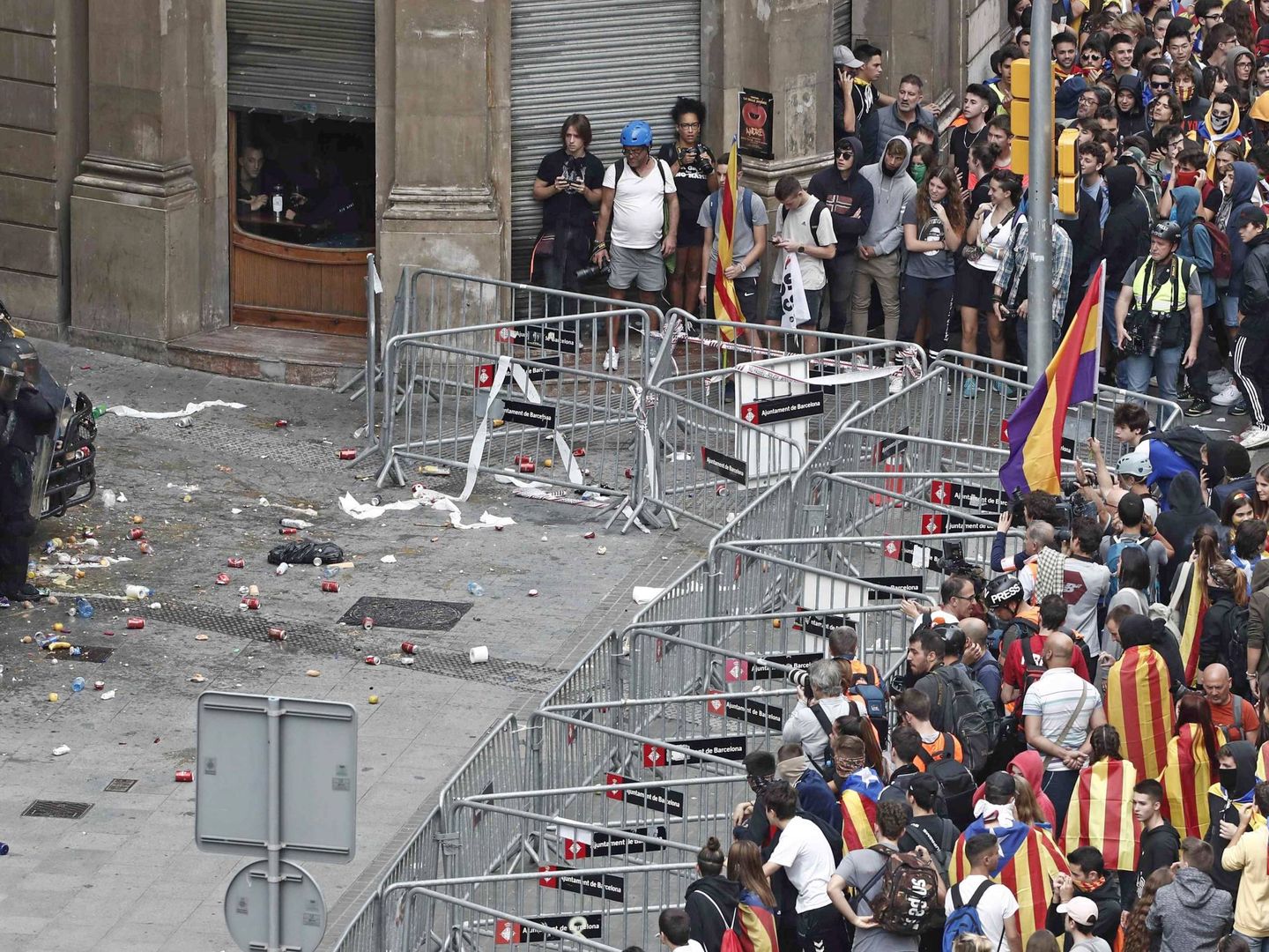 Protección ante la comisaria de la Policía Nacional en Barcelona. (EFE)