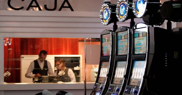 Foto: Algunas de las máquinas del interior casino Cirsa de Valencia. (EFE)