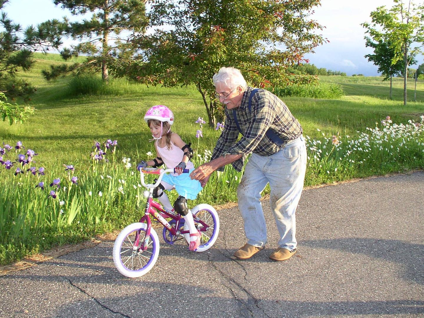 Un abuelo juega con su nieta. Foto: Pixabay.