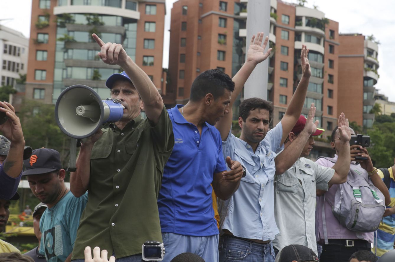 Henrique Capriles habla durante una manifestación en Caracas exigiendo el inicio del proceso revocatorio, el 7 de junio de 2016 (EFE)