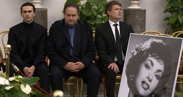 El nieto de la actriz, Dimitri Skofic; su hijo, Andrea Milko Skofic, y su viudo Javier Rigau en su funeral. (EFE/Massimo Percossi)
