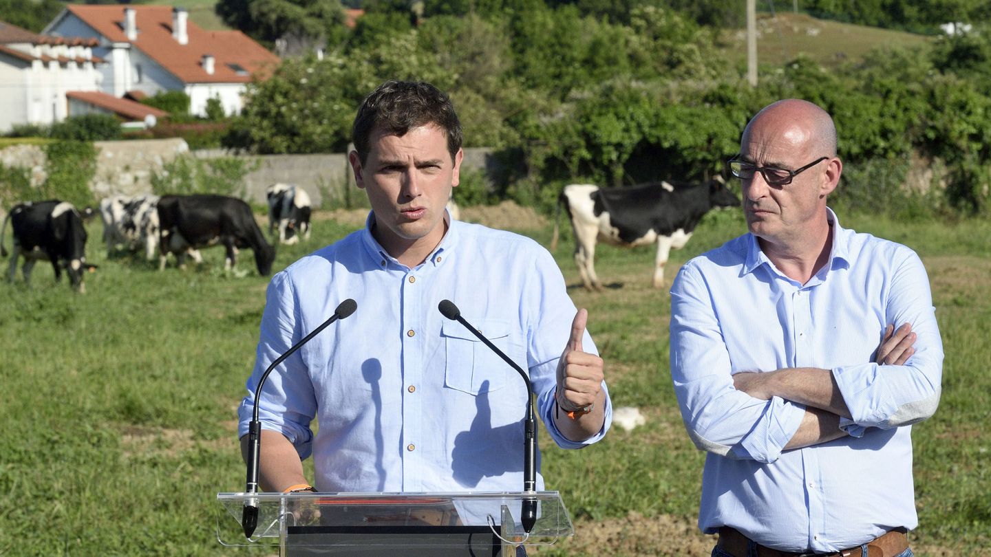 Albert Rivera y el ahora candidato a la presidencia de Cantabria, Félix Álvarez, en la pasada campaña. (EFE)