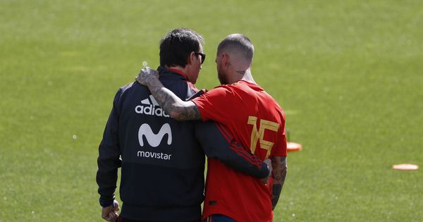 Foto: Julen Lopetegui y Sergio Ramos mantienen una charla durante un entrenamiento de la Selección española. (EFE)