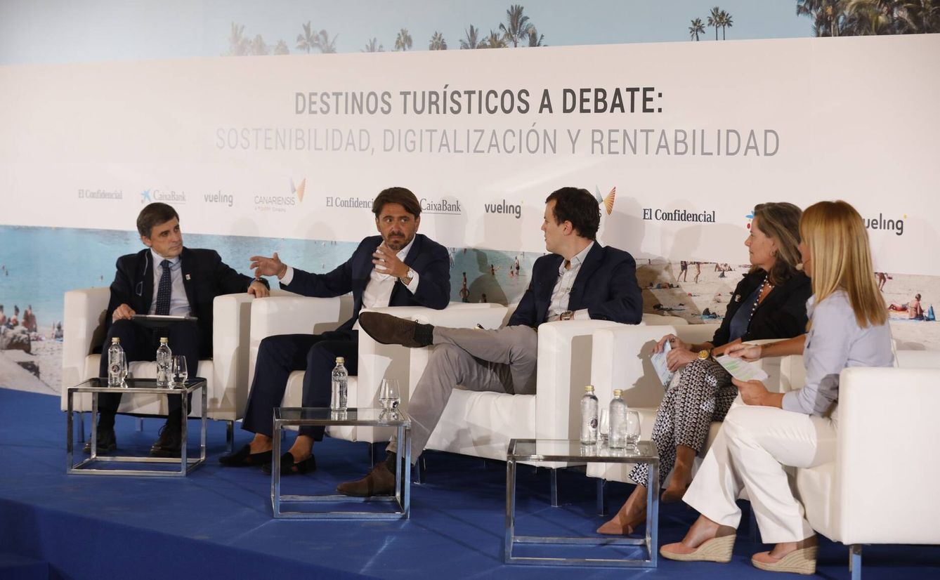 Mesa debate: ‘Destinos sostenibles e inteligentes, ¿el turismo del futuro?’.