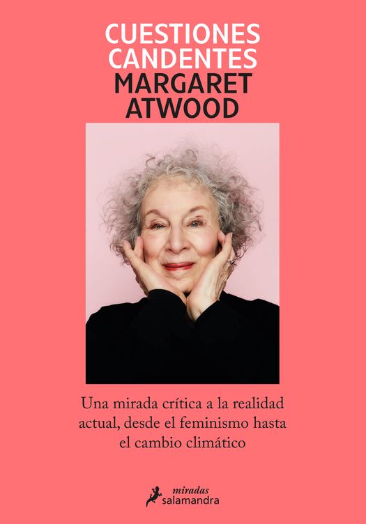 Portada de 'Cuestiones candentes', libro que reúne una colección de ensayos de Margaret Atwood.