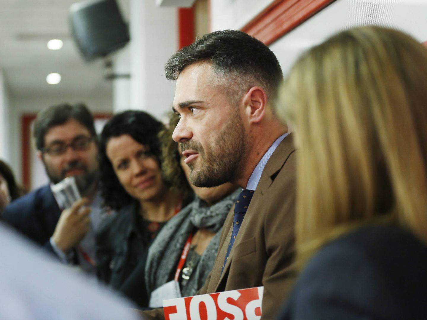 Felipe Sicilia, el pasado 20 de marzo, charlando con los periodistas en Ferraz. (Inma Mesa | PSOE)