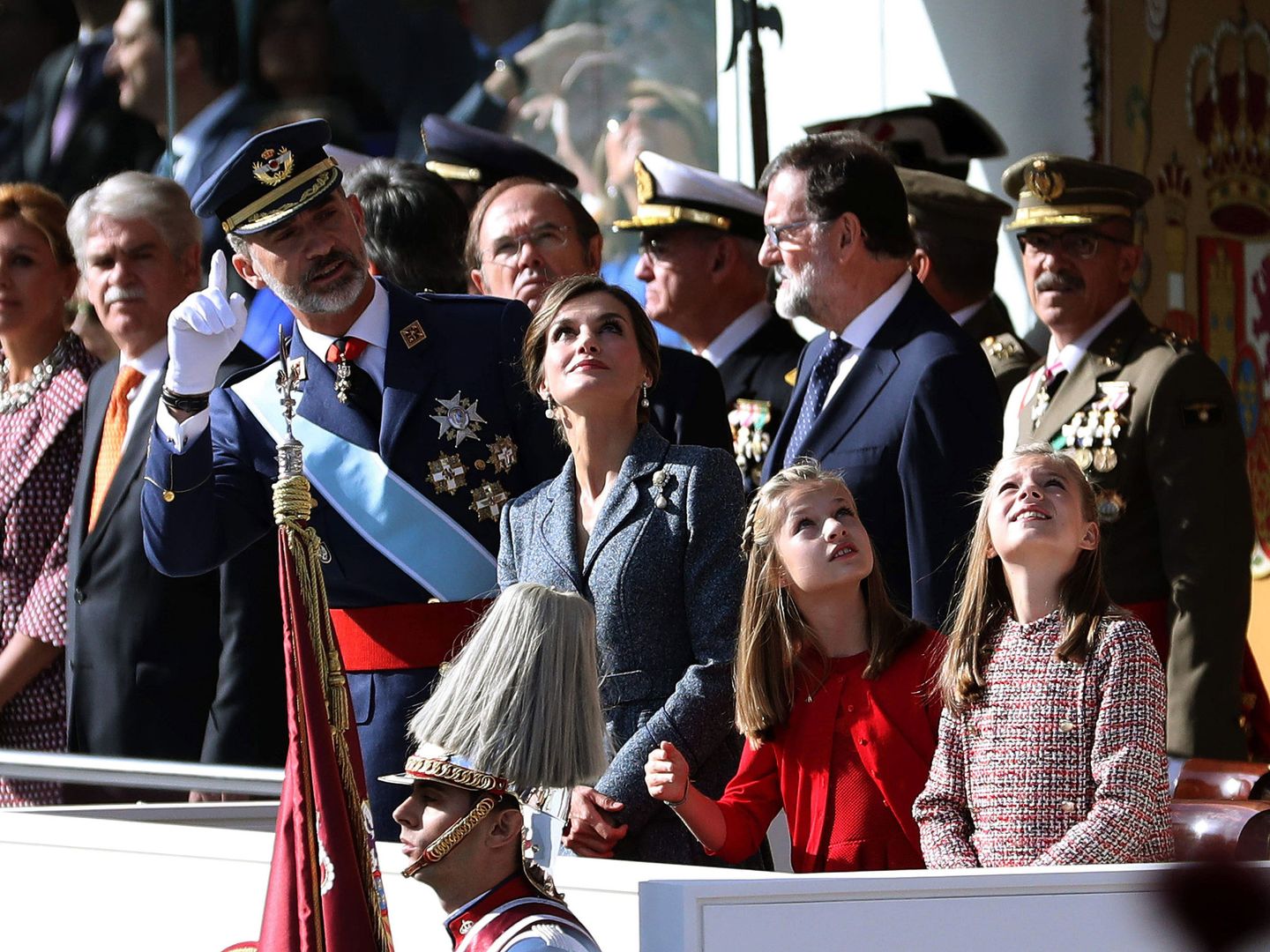 Los Reyes y sus hijas observan la exhibición aérea, durante el desfile del Día de la Fiesta Nacional. (EFE)