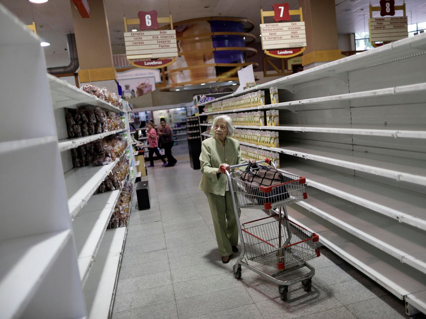 Los supermercados de Caracas sufren una grave falta de suministros. (Reuters)