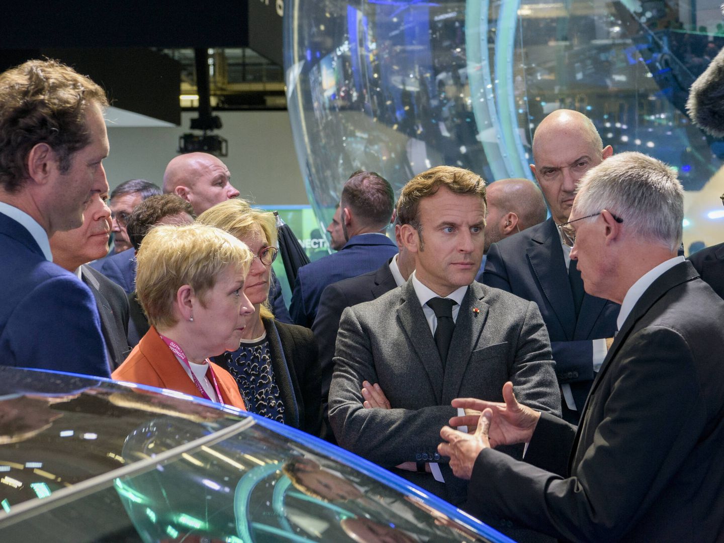De izquierda a derecha, John Elkann, presidente de Stellantis; Linda Jackson, CEO de Peugeot; Emmanuel Macron, presidente de la República Francesa, y Carlos Tavares, CEO de Stellantis.