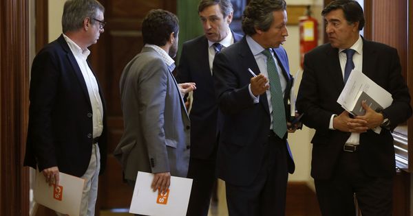 Foto: Los diputados de C's José Manuel Villegas (i) y Miguel Ángel Gutiérrez (2i), junto a Rafael Hernando (c), Carlos Floriano (2d) y José Antonio Bermúdez de Castro. (EFE)