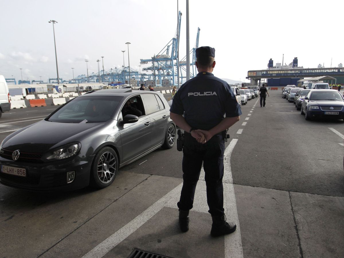 Foto: Un policía en el Puerto de Ceuta. (EFE/A. Carrasco)