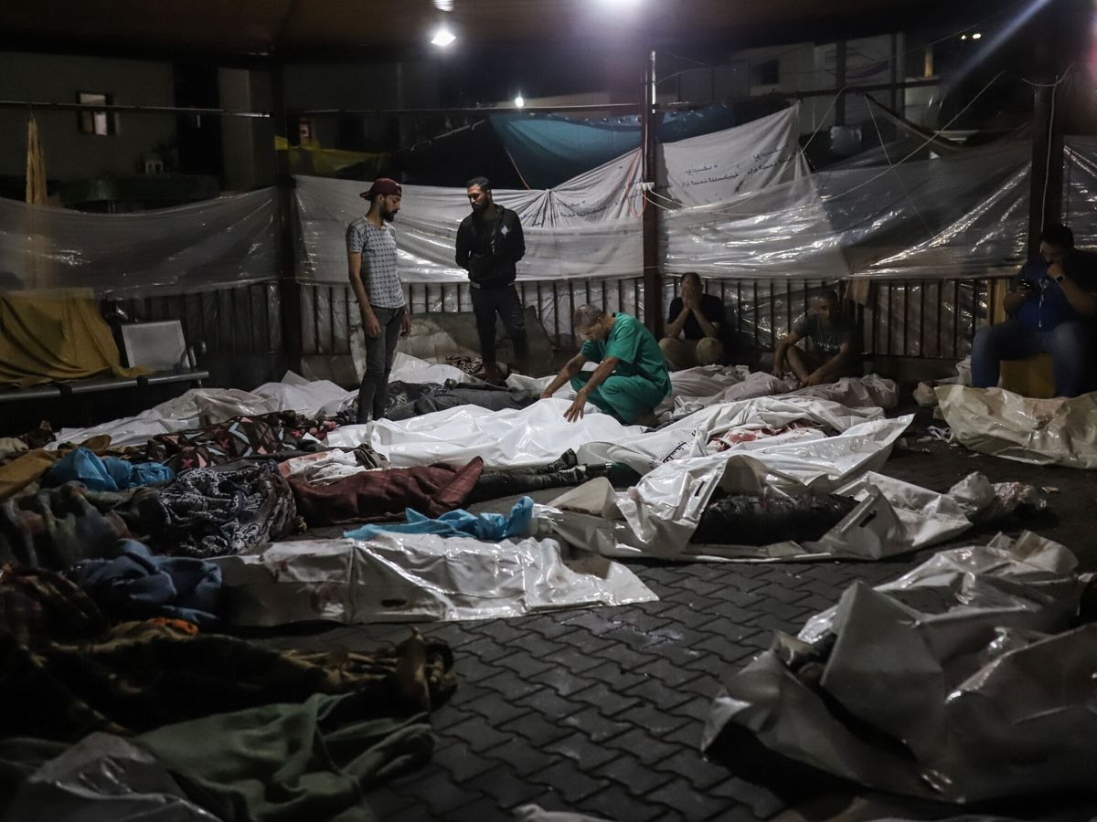 Foto: Cuerpos de los palestinos víctimas de la explosión en el Hospital Ahli Arab. (Europa Press/DPA/Mohammad Abu Elsebah)