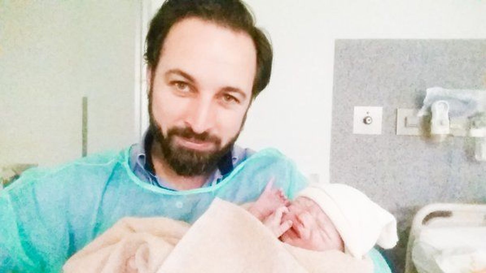 Foto: Santiago Abascal, de VOX, da la bienvenida a su nuevo hijo en el 20d (Twitter)
