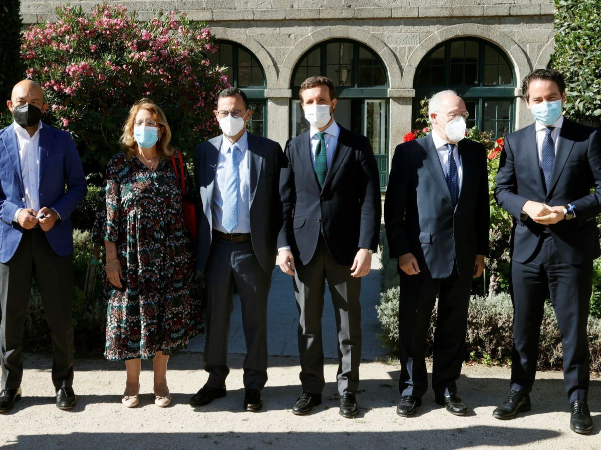 Foto: Casado junto a Caruana, Pizarro, García-Legaz, Elvira Rodríguez y García Egea.