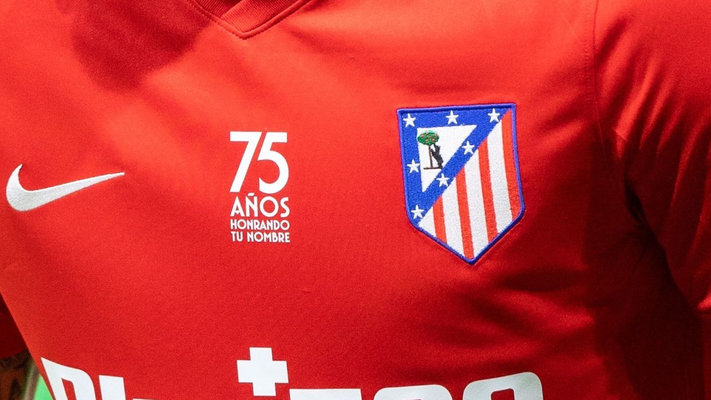 El escudo tradicional, en una camiseta conmemorativa. (EFE/Rodrigo Jiménez)