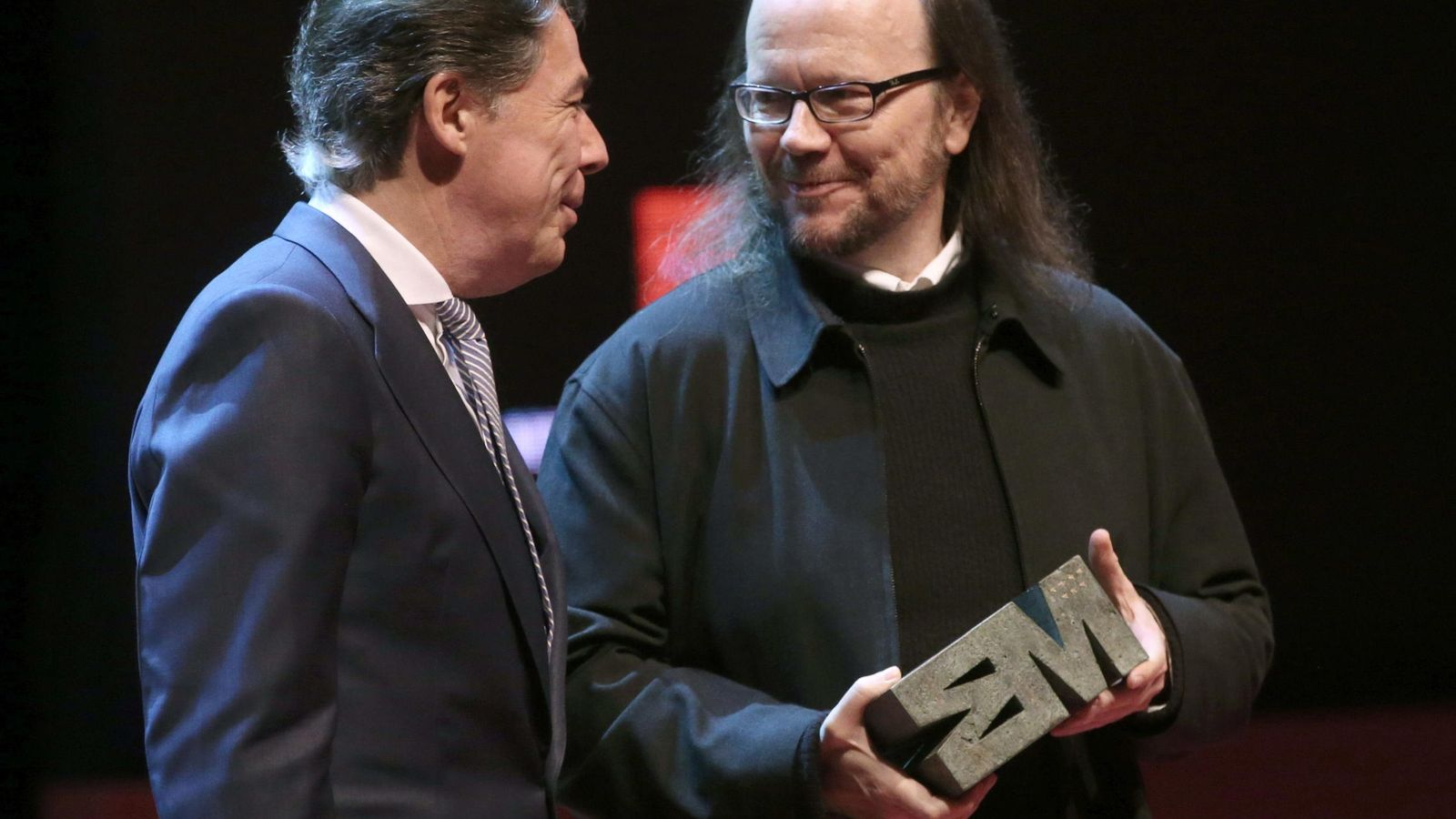 Foto: Santiago Segura recibe en 2014 de manos de Ignacio González el Premio de Cultura de la Comunidad de Madrid. (EFE)