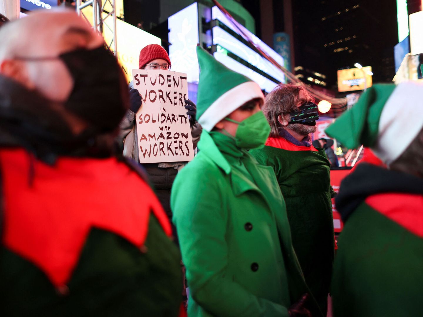 Trabajadores de Amazon protestan en Times Square (Nueva York). (Reuters/Ahmed Gaber)