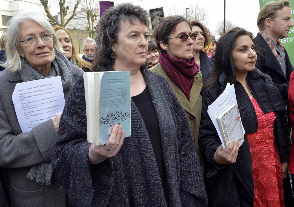 Foto: La poeta Carol Ann Duffy y la actriz Vanessa Redgrave protestan a las puertas de la prisión de Pentonville contra la prohibición de enviar libros. (Reuters)