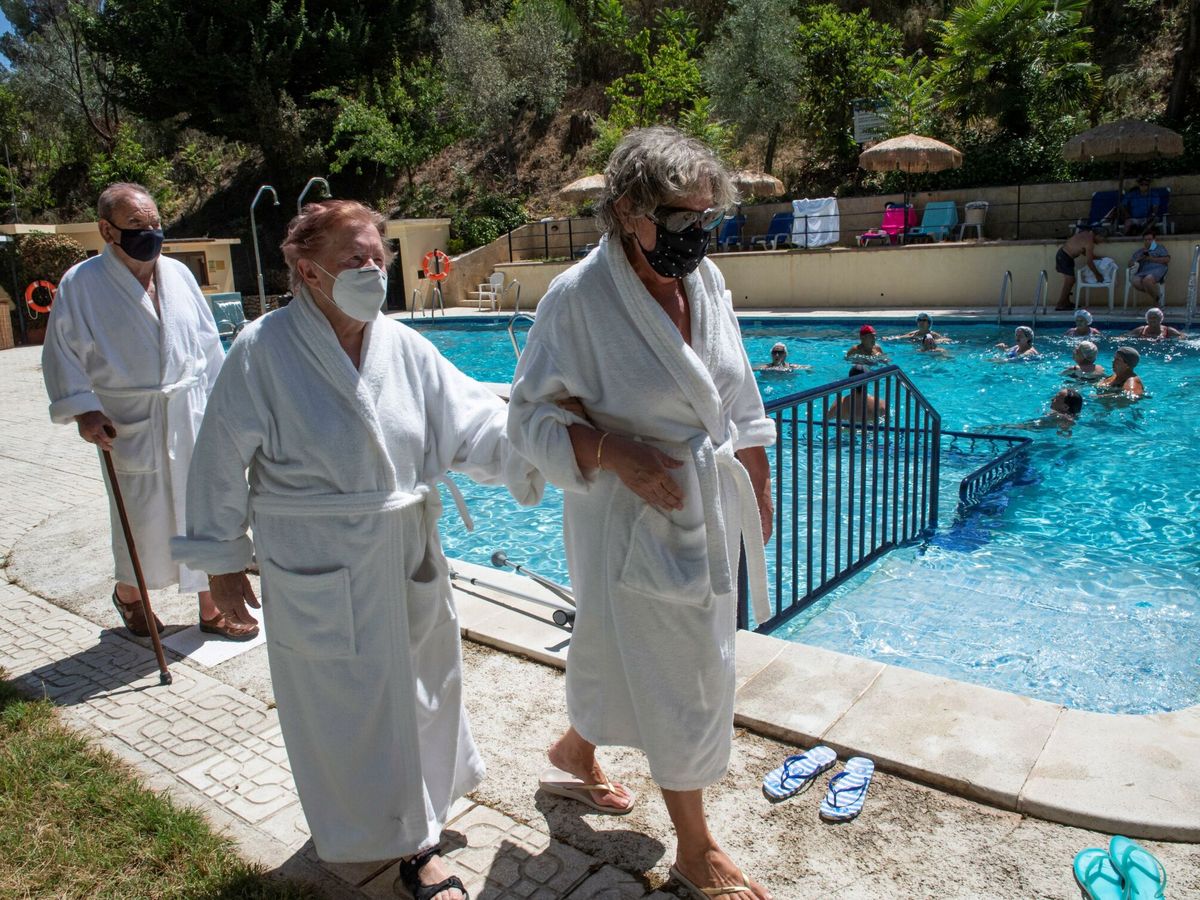 Foto: Unos ancianos en un balneario de Andalucía. (EFE)