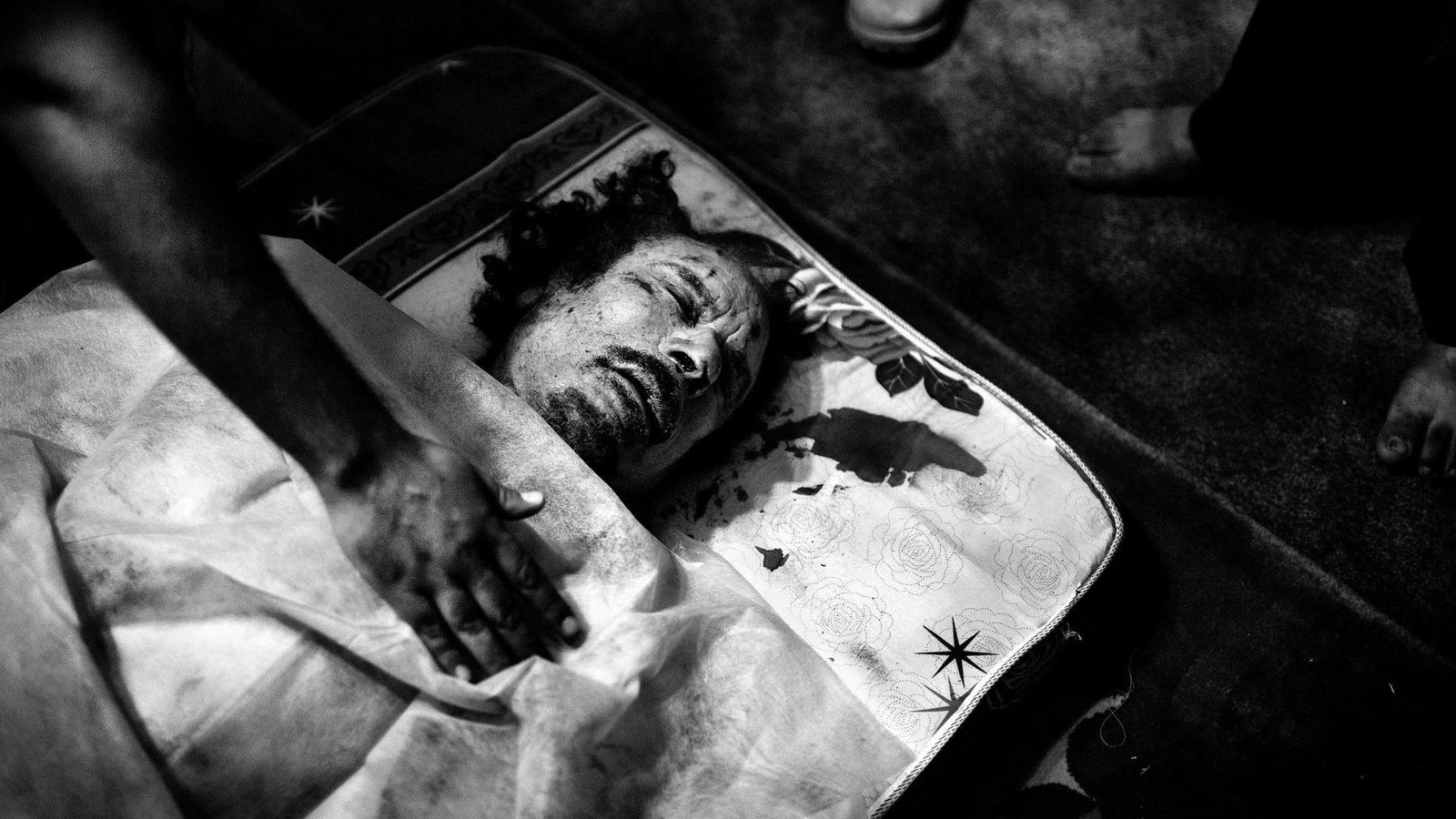 Fotografía facilitada por Blueprojectfundatión de Muamar Gadafi muerto que encabeza la exposición 'Bukra Inshallah'. EFE/