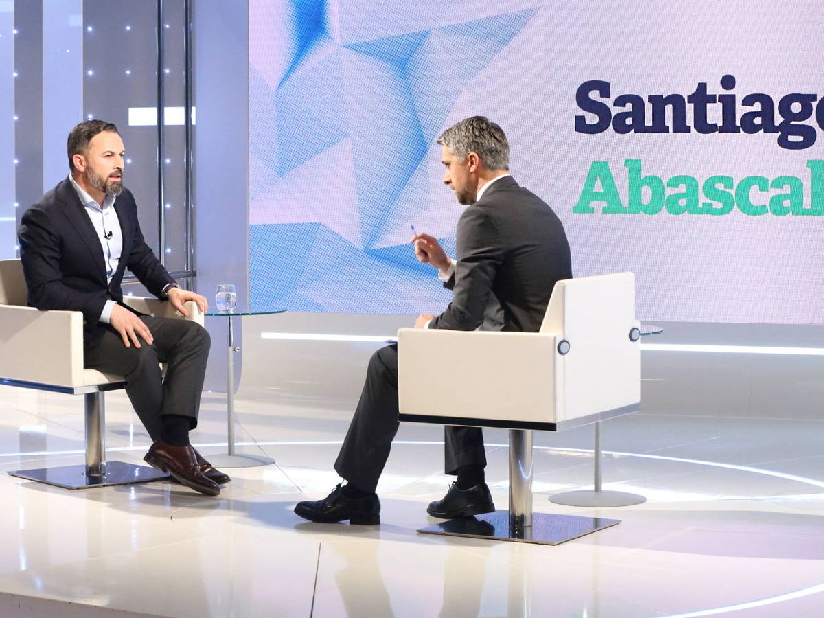 Foto: Santiago Abascal y Carlos Franganillo, durante la entrevista. (RTVE)