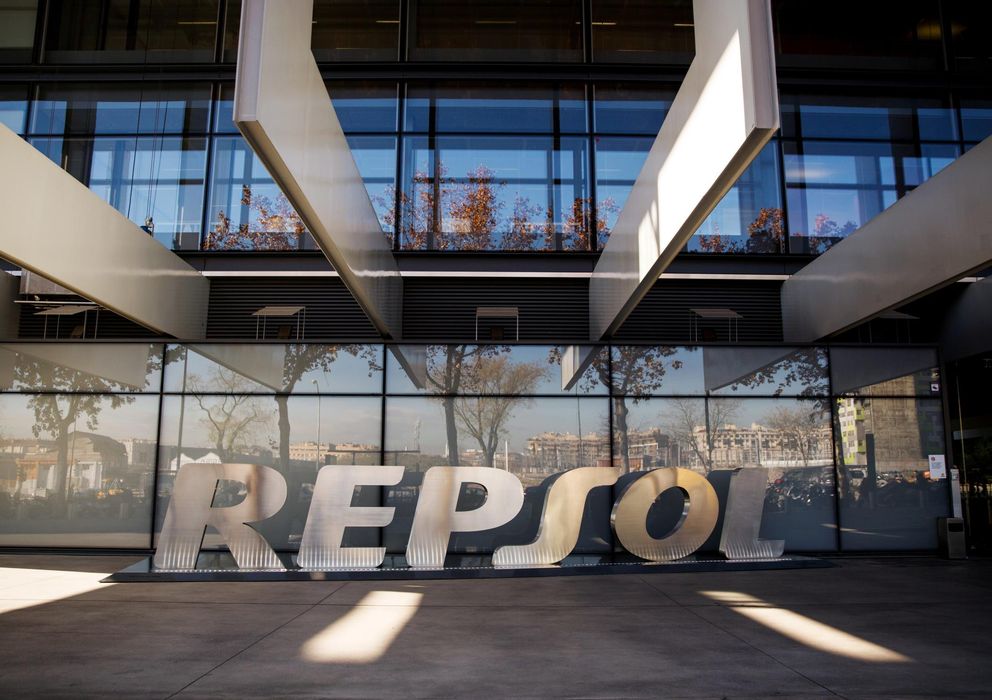 Foto: El logo de Repsol en las oficinas de Madrid. (Reuters)