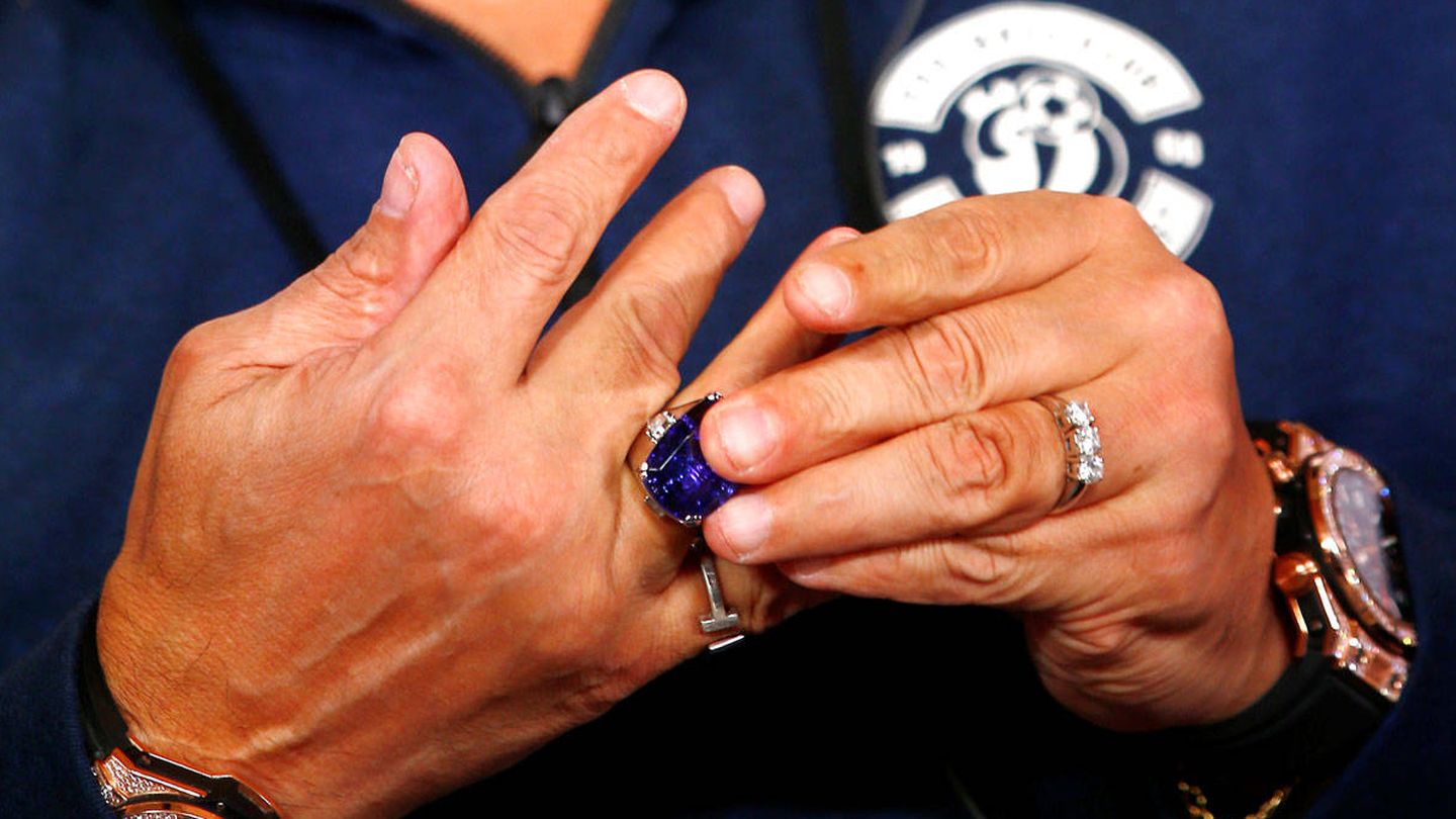 El famoso anillo que regalaron a Maradona en Bielorrusia. (Reuters)
