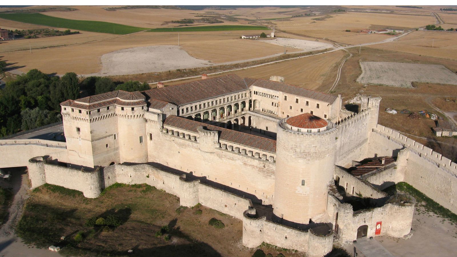 Foto: El castillo segoviano de Cuéllar, visto desde el aire.