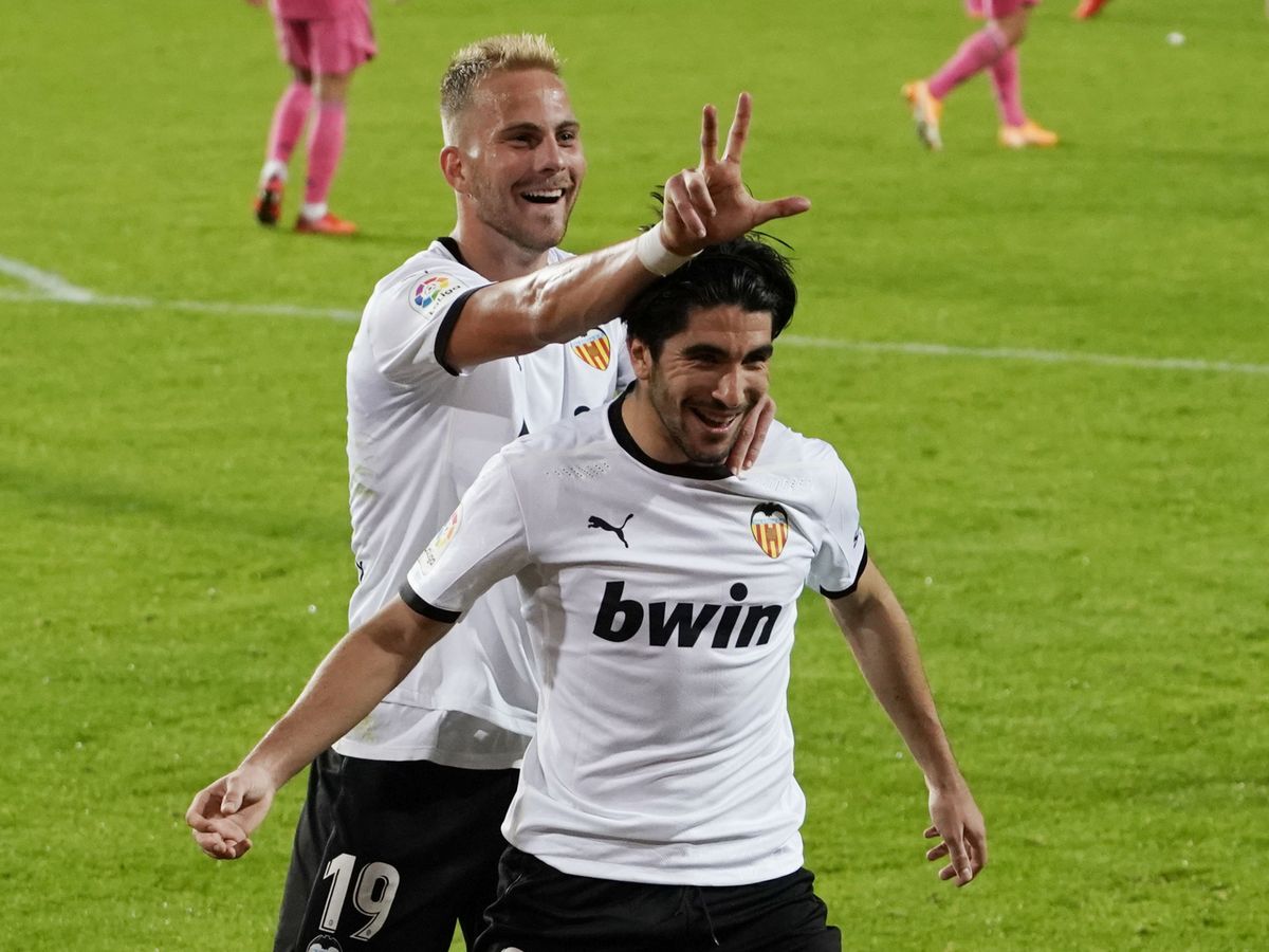 Foto: Carlos Soler celebra el tercer gol de penalti con Racic haciendo el gesto de los tres penaltis marcados. (EFE)