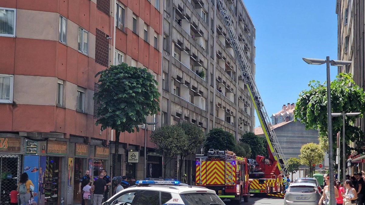 Un incendio en una cocina de un piso de Santiago obliga a desalojar a tres personas