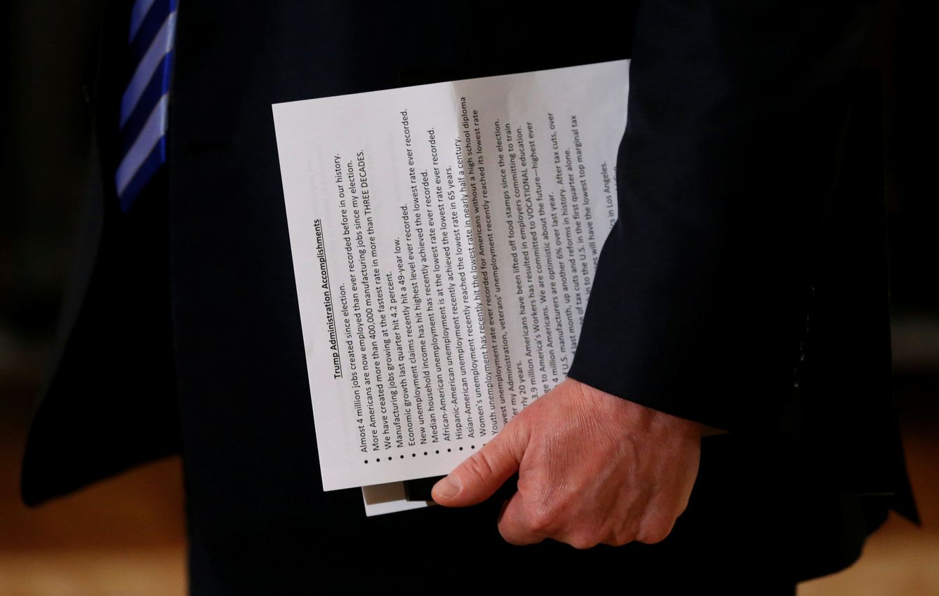 Donald Trump sostiene los papeles de una declaración que realizó en la Casa Blanca. (Reuters)