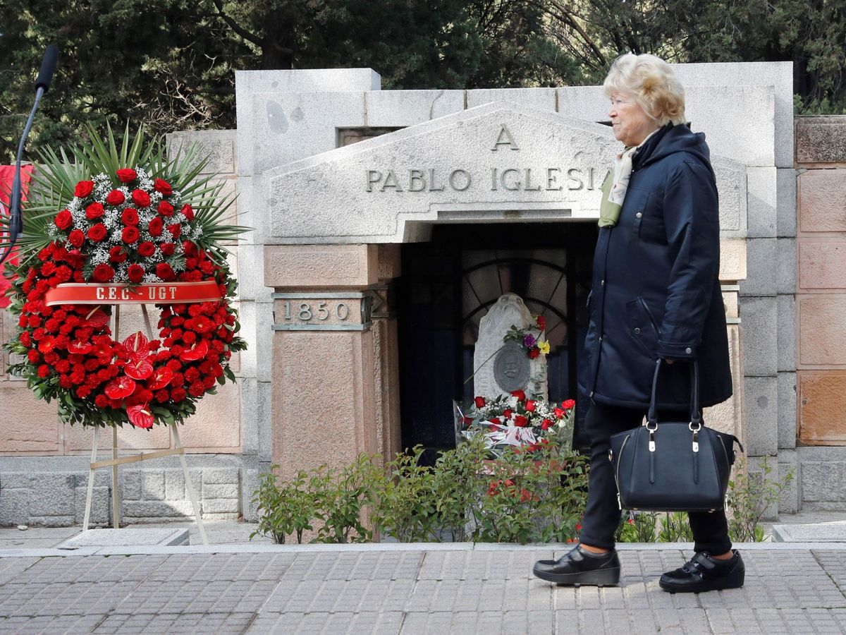 Foto: Una mujer camina junto a las flores y la corona depositadas en la tumba del fundador del PSOE, Pablo Iglesias Posse. (EFE)