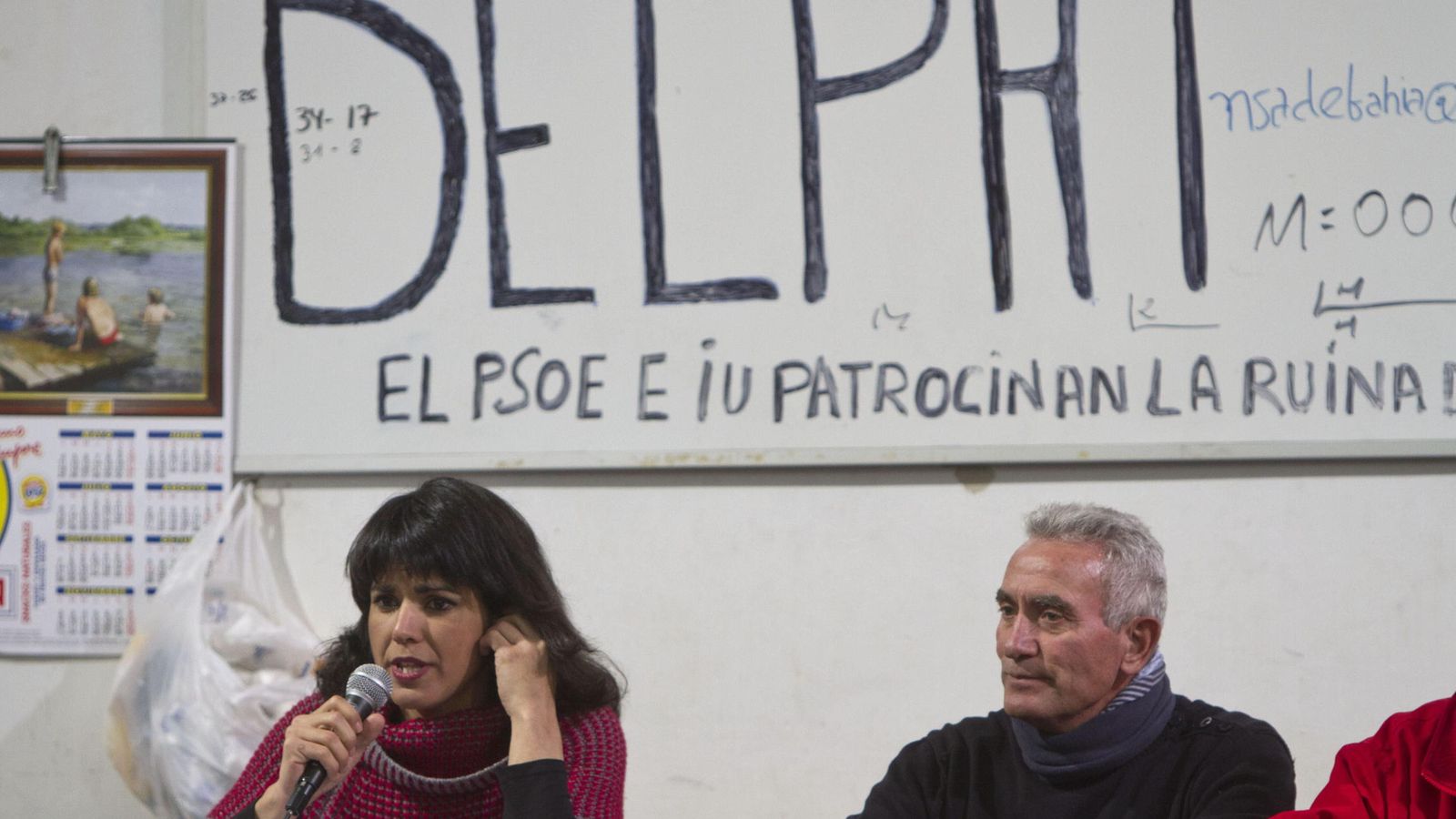 Foto: Cañamero(Sat) y Rodríguez(Podemos) arropan a Exdelphis en su año de encierro. (EFE)