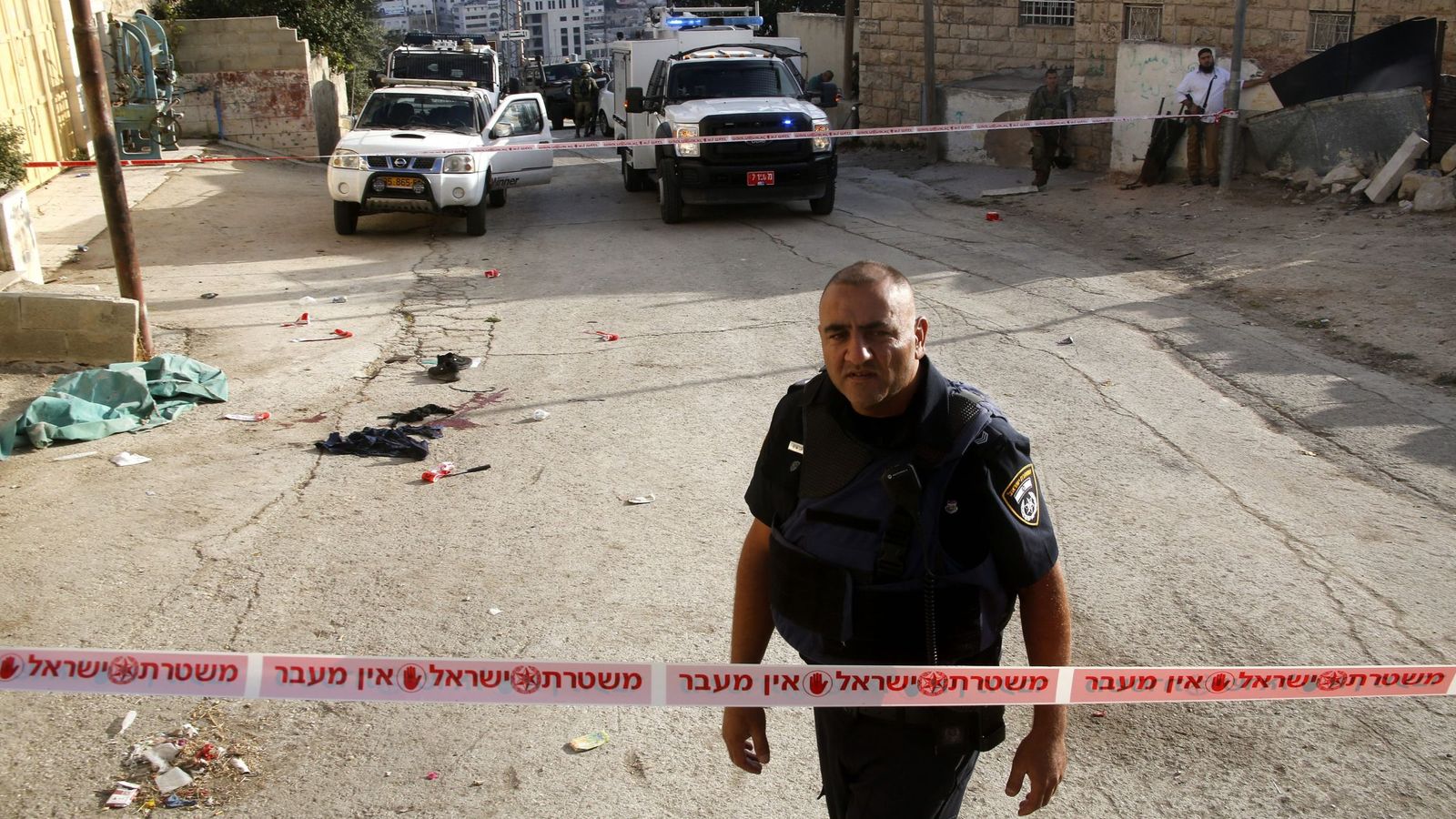 Foto: Fuerzas de seguridad israelíes sellan el escenario de un ataque con un cuchillo en Tal Rumaida, Cisjordania, en septiembre de 2016 (Reuters)