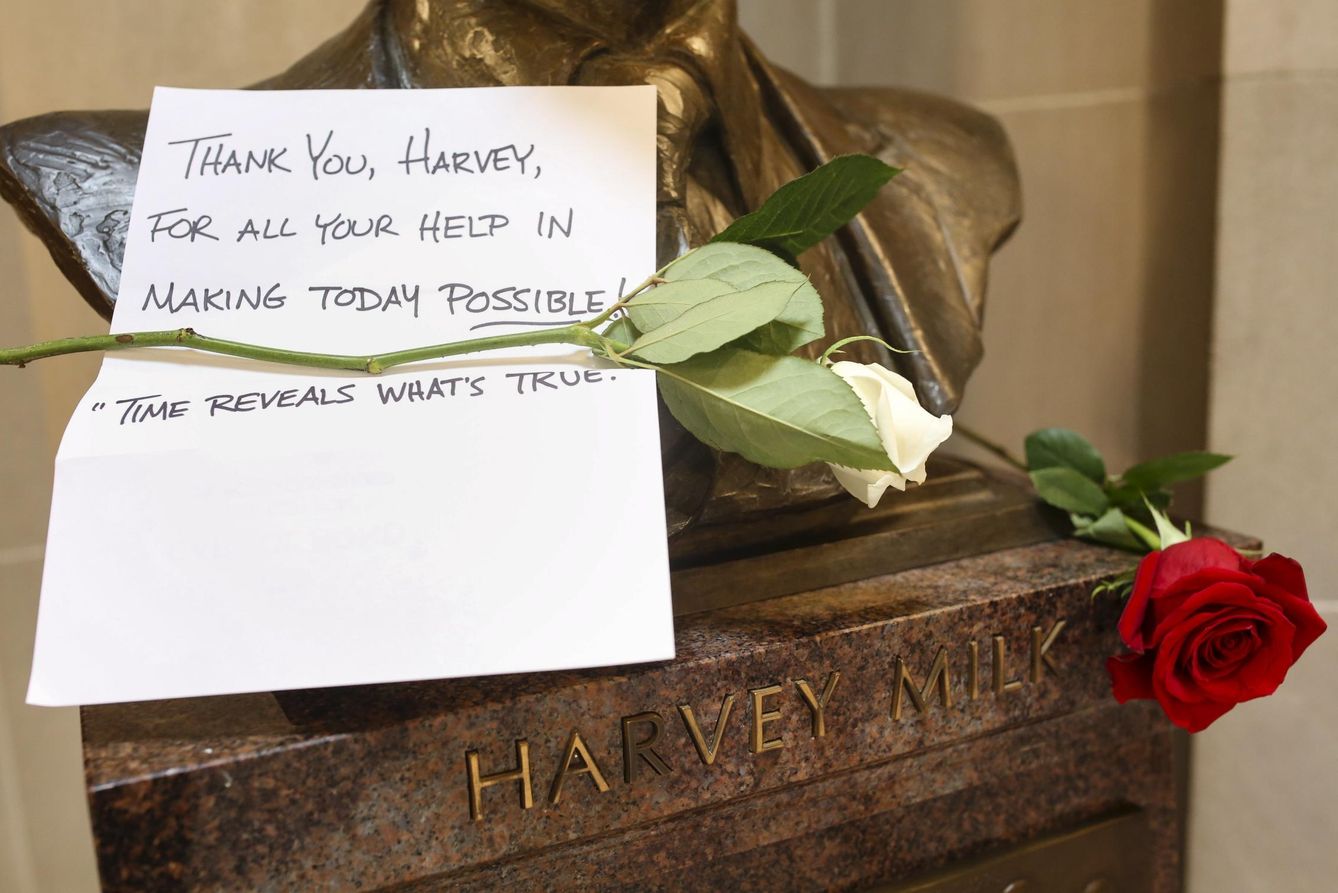Carta de agradecimiento en un busto homenaje de Harvey Milk | Reuters