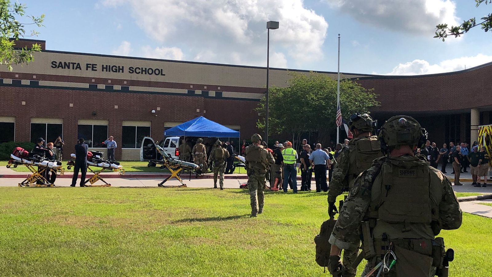 Foto: Militares responden al tiroteo en un instituto de Santa Fe, en Texas. (Reuters)