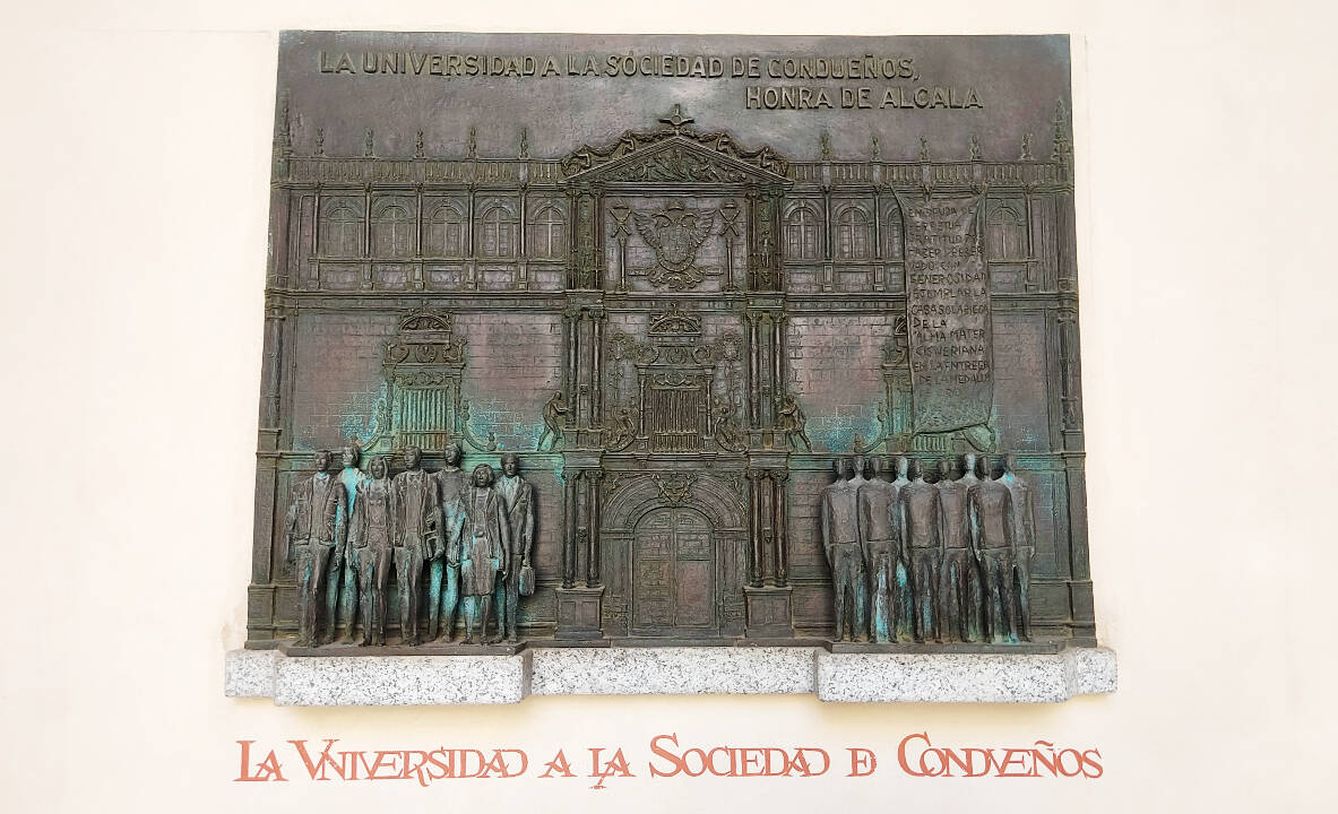 Foto: Placa en el Colegio Mayor de San Ildefonso de la Universidad de Alcalá de Henares en honor a la Sociedad de Condueños. (Cedida)