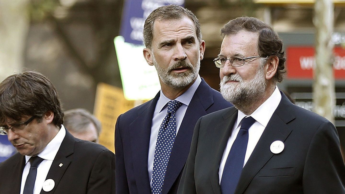 El rey Felipe junto al presidente del Gobierno, Mariano Rajoy (d), y el president de la Generalitat, Carles Puigdemont (i). (EFE)