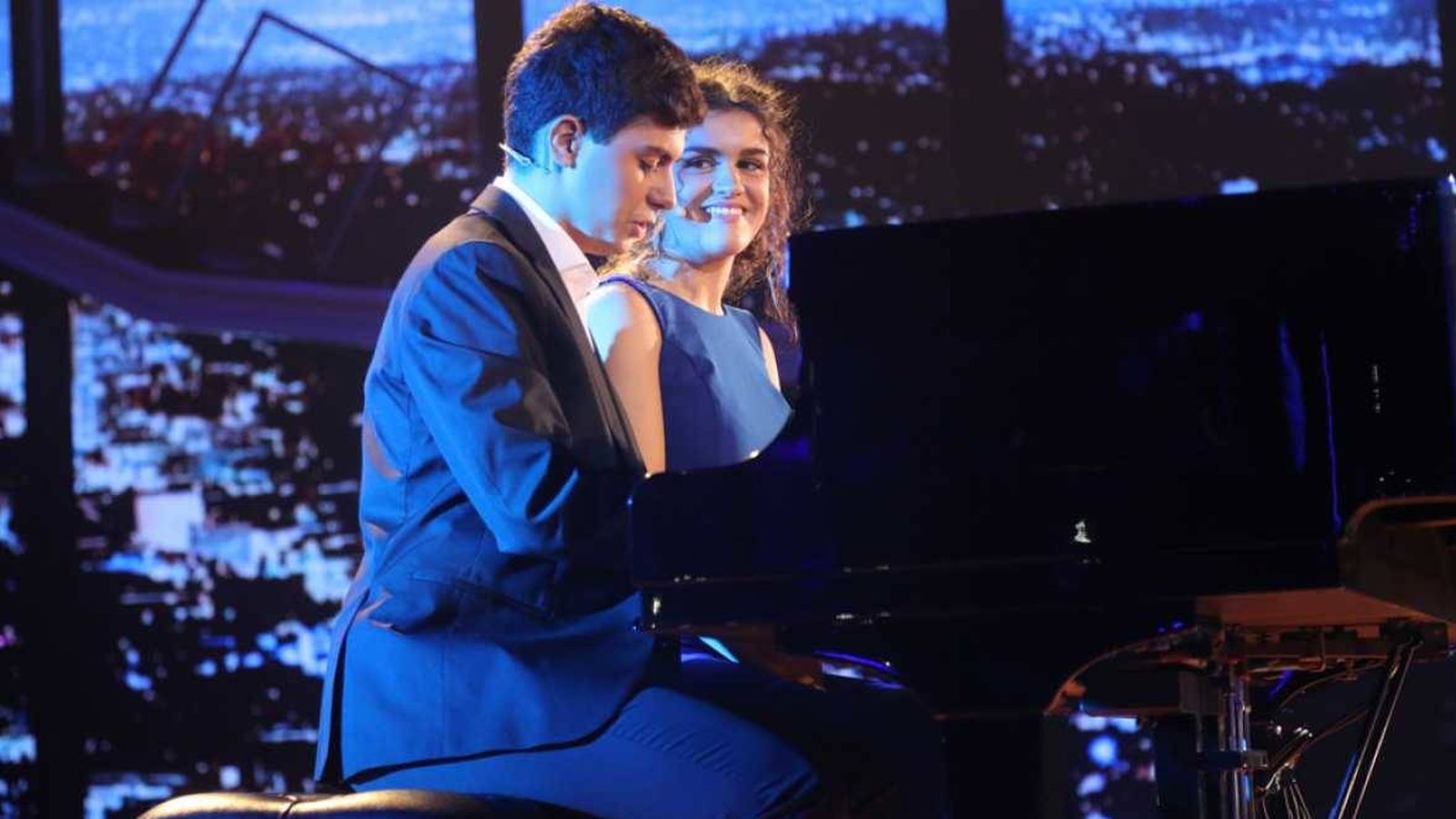 Foto: Amaia y Alfred tocan el piano durante su actuación en 'Operación Triunfo 2017'. (RTVE)