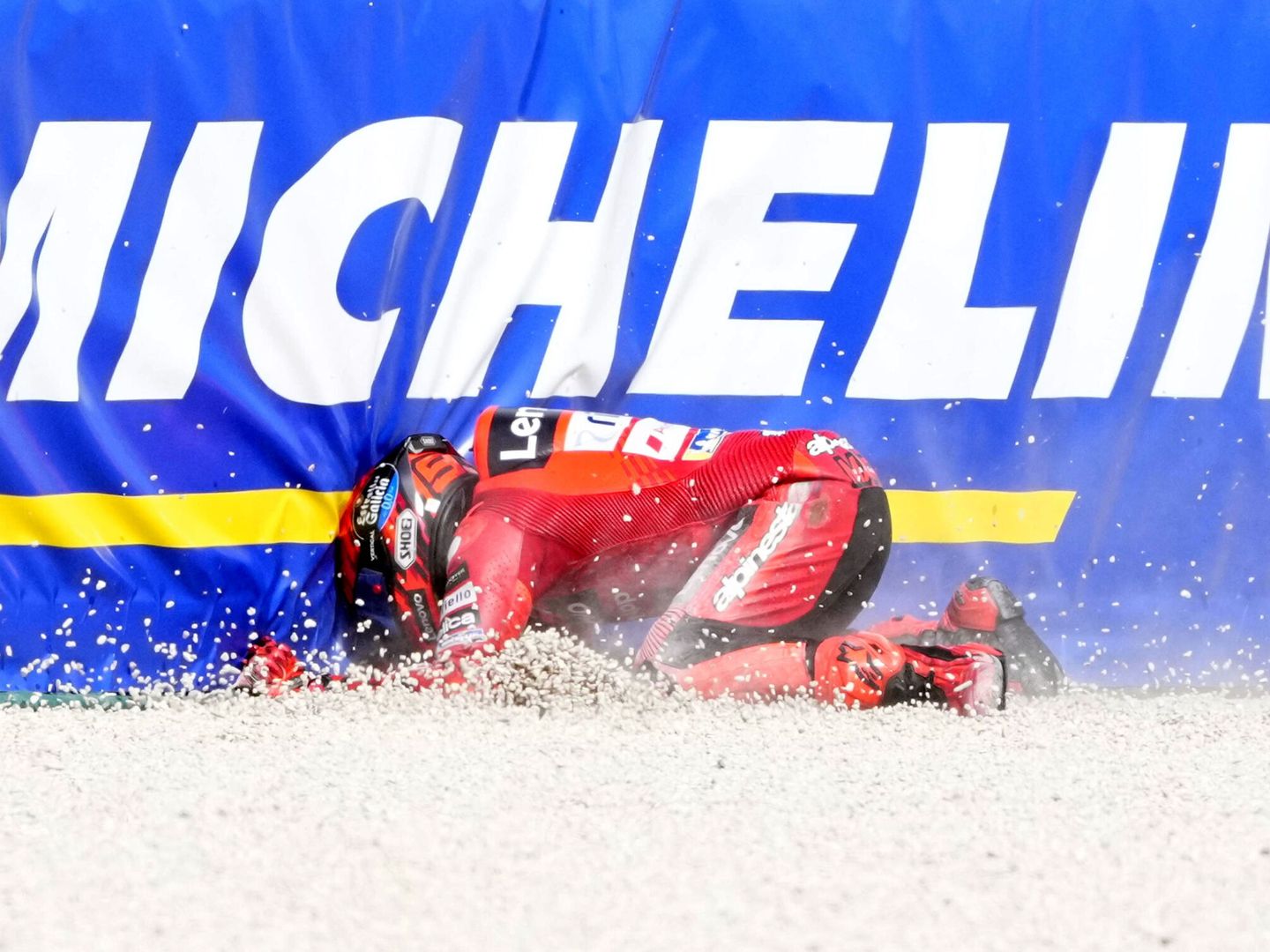 Marc Márquez demuestra que es humano y Bezzecchi se lleva la carrera al ...