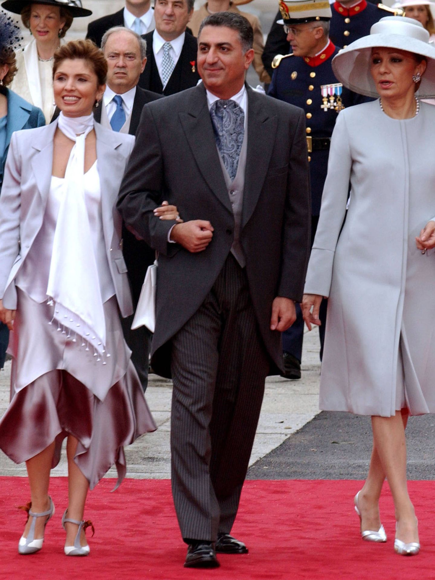 Pahlavi, con su mujer y su madre, en la boda de Felipe y Letizia. (Getty)