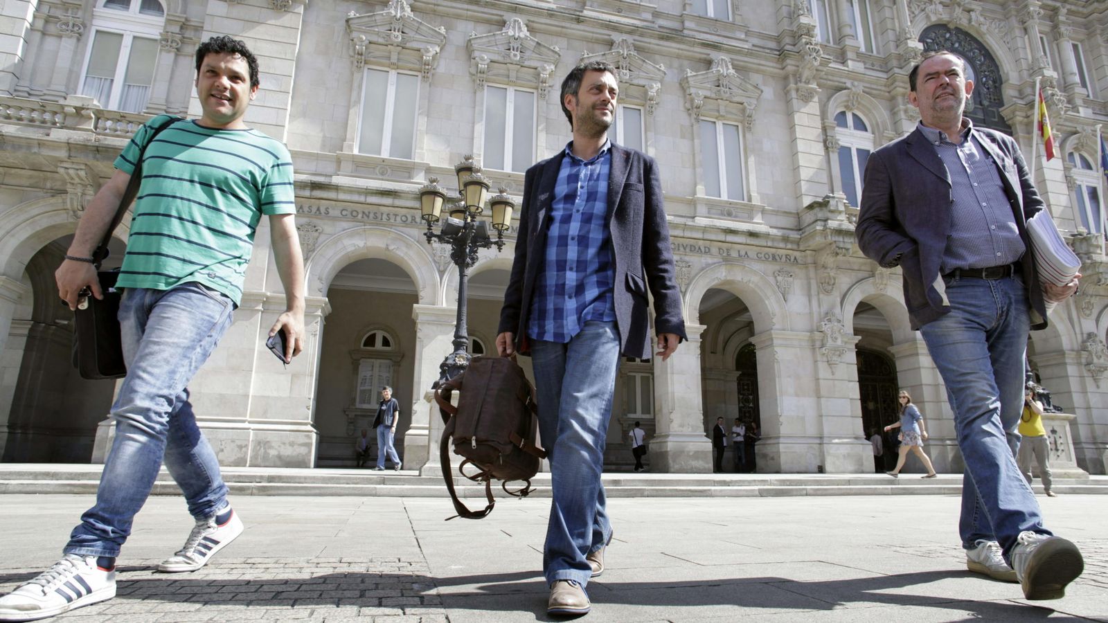 Foto: Xulio Ferreiro, próximo alcalde de A Coruña, en la plaza María Pita acompañado por dos asesores. (EFE)