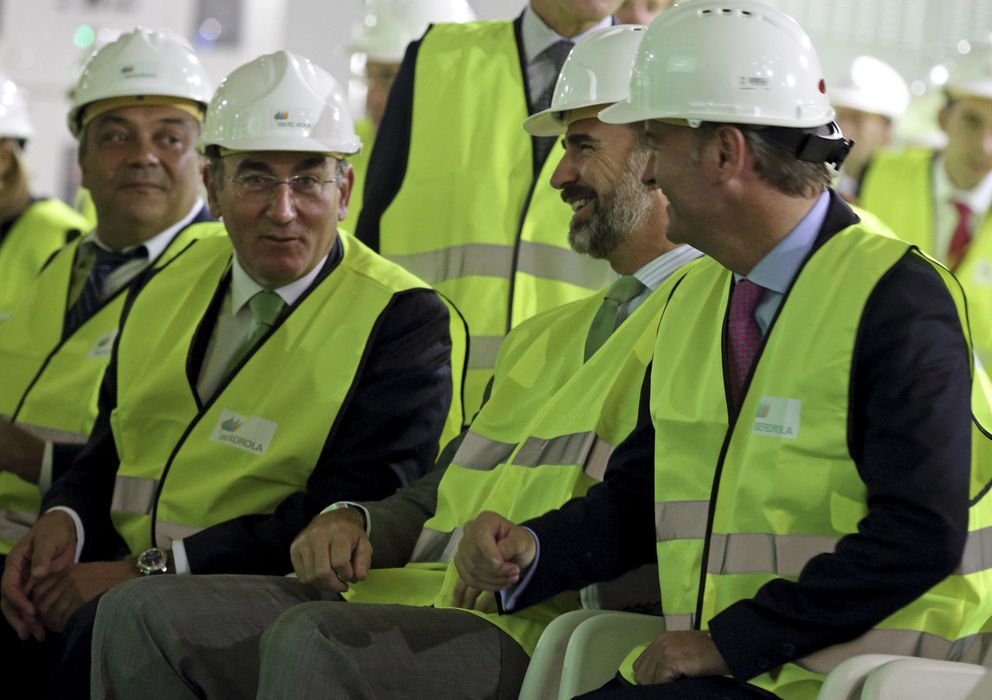 Foto: El príncipe Felipe  conversa con el presidente de la Generalitat valenciana  y el presidente de Iberdrola durante la inauguración de la 'Muela II'