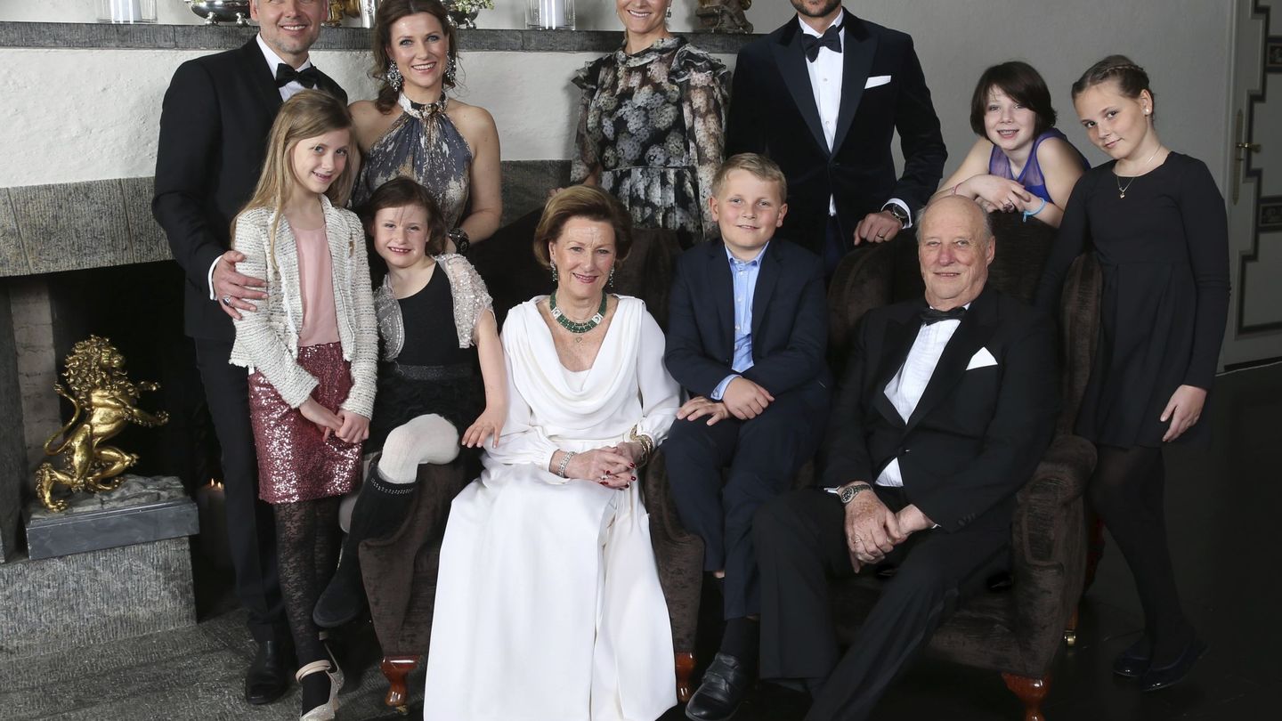 Una de las últimas imágenes de Ari Behn junto a la familia real noruega. (EFE)