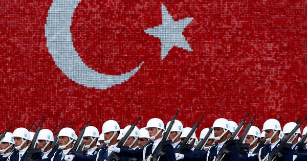 Foto: Cadetes de la Fuerza Aérea Turca marchan durante una ceremonia de graduación en la Academia Militar, en Estambul. (Reuters)