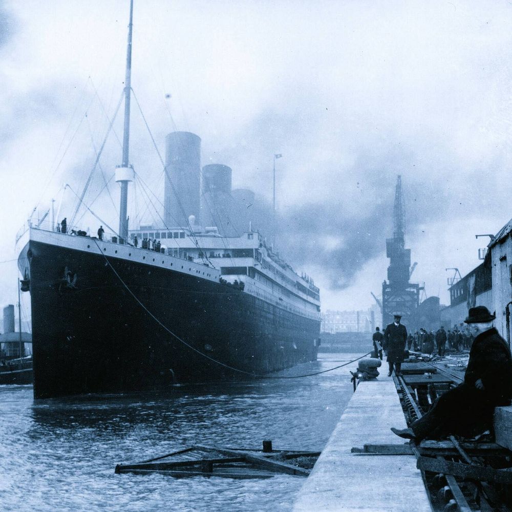 El Titanic dejando atrás Southampton, el 10 de abril de 1912, rumbo a su destino. (EFE)