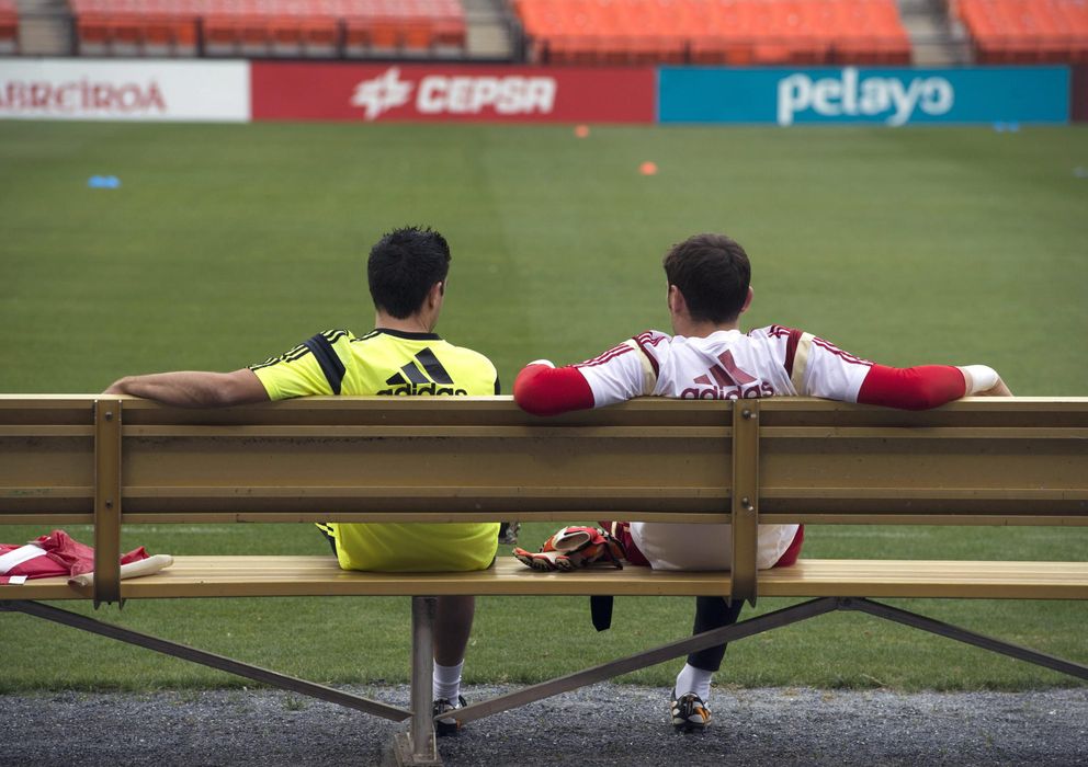 Foto: Xavi Hernández e Iker Casillas dialogan durante un entrenamiento.