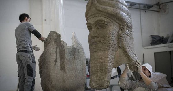 Foto: Ensamblaje de las réplicas de las estatuas. (Ministerio de Exteriores)