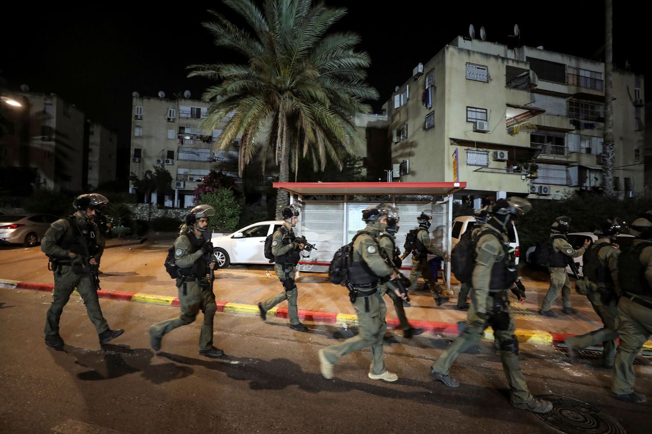 Fuerzas de seguridad israelíes durante los disturbios en Lod. (Reuters)